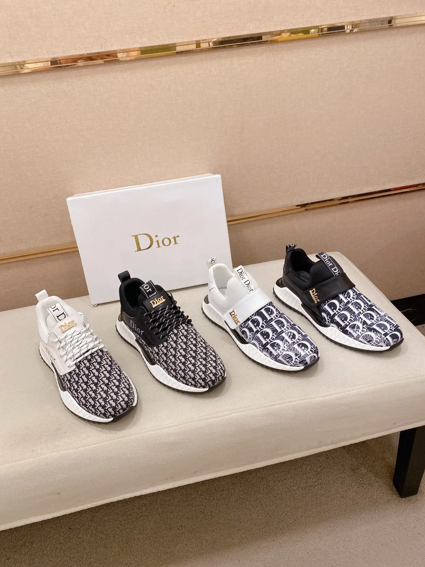 Factory price: 440💰[Dior·Dior] New casual sports style men's shoes, new spring and summer design, perfect workmanship, lace-up lazy style to create wardrobe quality, upper: imported cowhide, sheepskin lining is soft and comfortable, ultra-light TPU wear-resistant outsole, simple, versatile fashion men's shoes, excellent color code number 38--44. (Can be customized for 45 non-refundable)